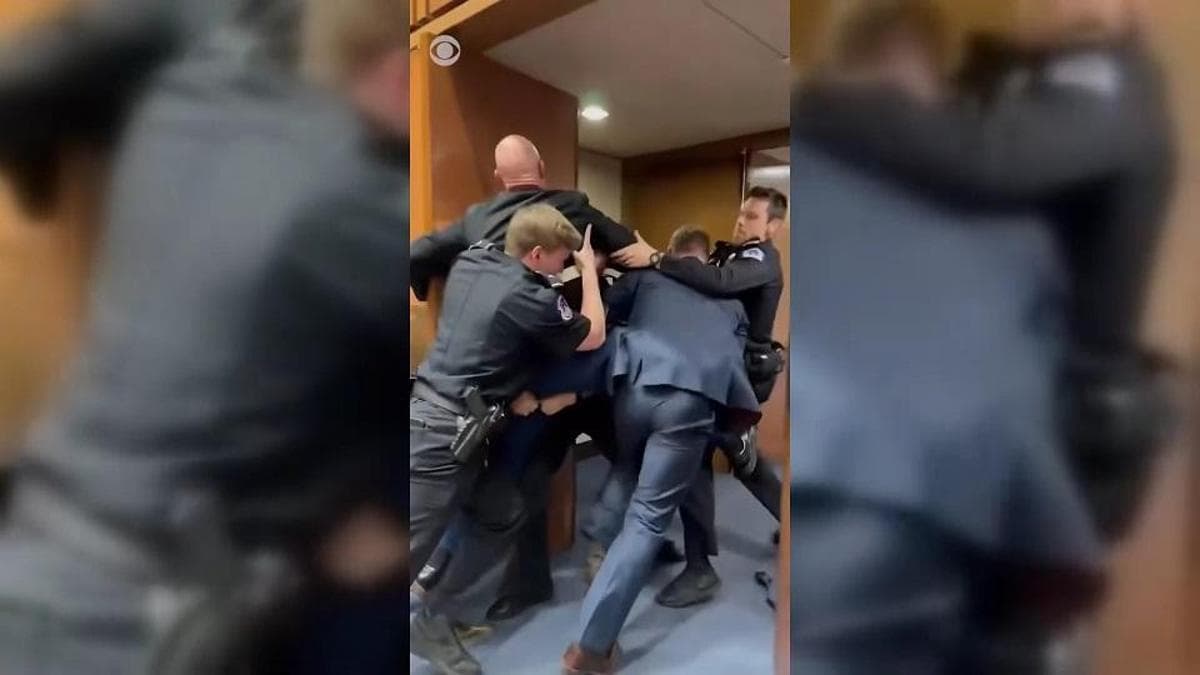 Yaka paça dışarı atıldı! Eski askerden 'savaşa hayır' protestosu