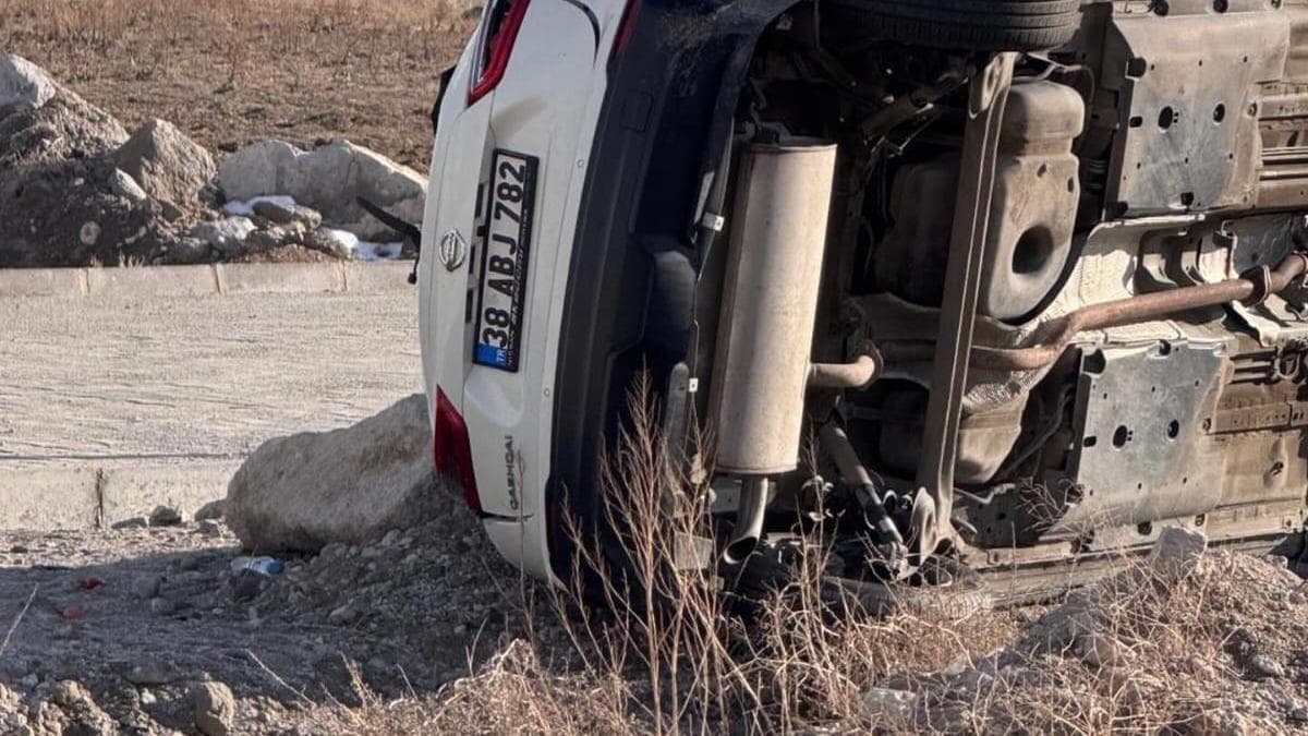 Niğde'de otomobil takla attı; 2 yaralı
