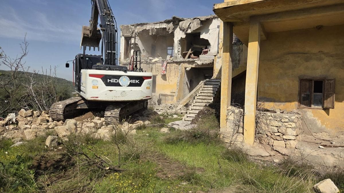 Akdeniz’de can ve mal güvenliğini tehdit eden riskli yapılar yıkılıyor