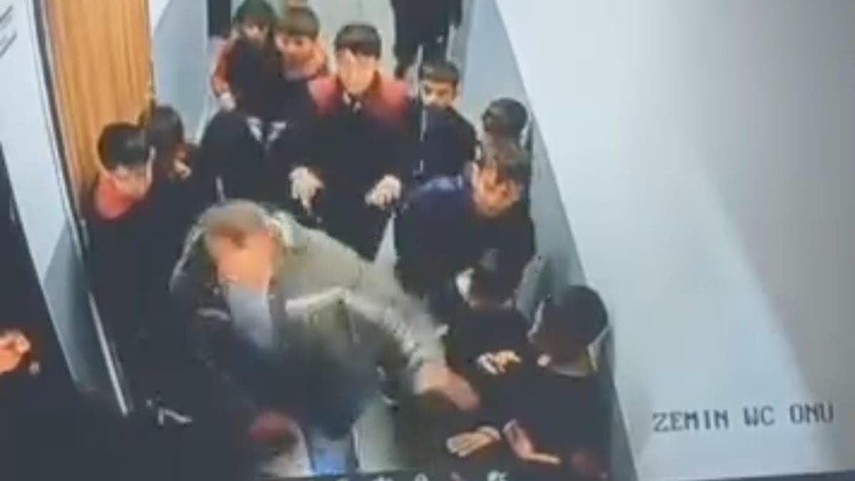 Bu nasıl canilik? Okul koridorunda dehşet: Veli, 8 yaşındaki öğrenciyi vahşice darp etti