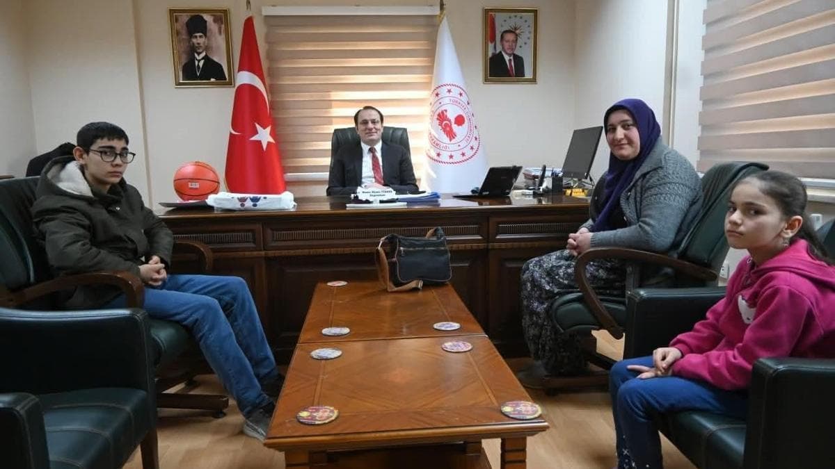 Kaymakam kendisine mesaj gönderen öğrenciyi makamında ağırladı