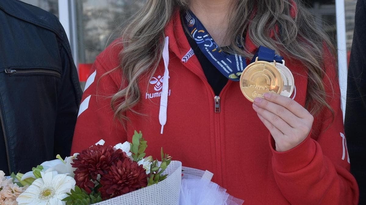 Avrupa şampiyonu olan atıcı Damla Köse, Erzurum’da çiçeklerle karşılandı