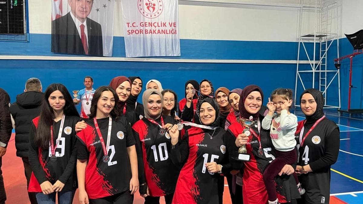 Kurduğu voleybol takımıyla kadınların sosyalleşmesine katkı sağlıyor