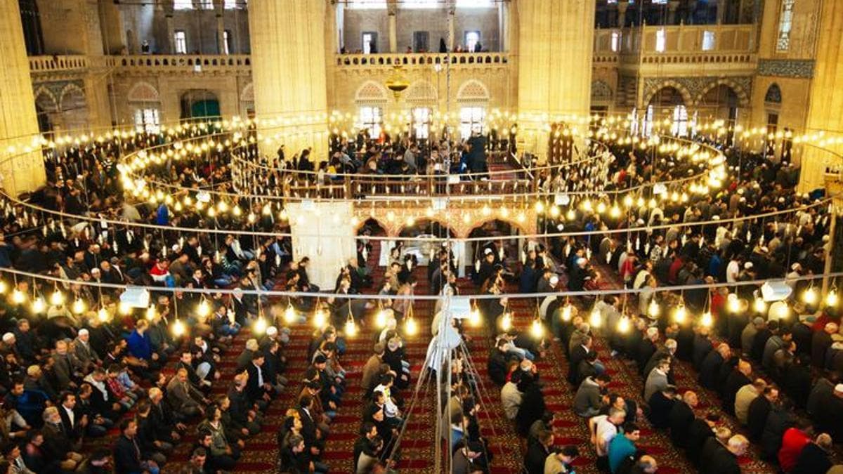 BAYRAM NAMAZI KAÇTA? 2026 Ramazan Bayramı Namazı Kaçta Kılınacak? İstanbul, Ankara, İzmir Bayram Namazı Saatleri