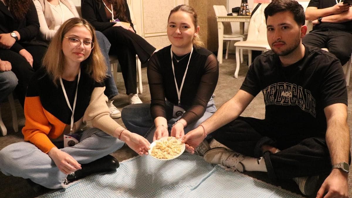 Kayseri’ye gelen Erasmus öğrencileri mantı açtı