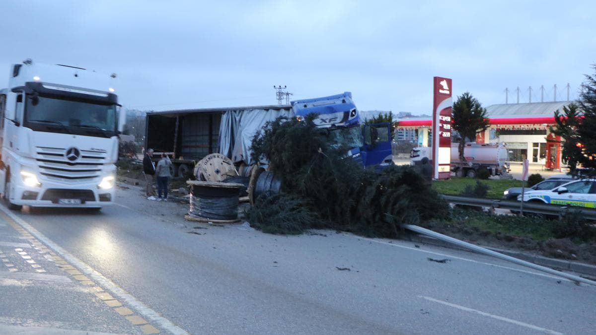 Samsun'da Freni Boşalan Tır 4 Araca Çarptı: 6 Yaralı