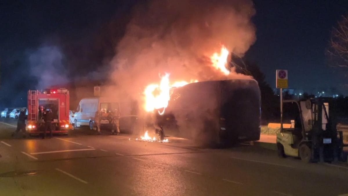 Kağıthane'de park halindeki servis minibüsü alev alev yandı