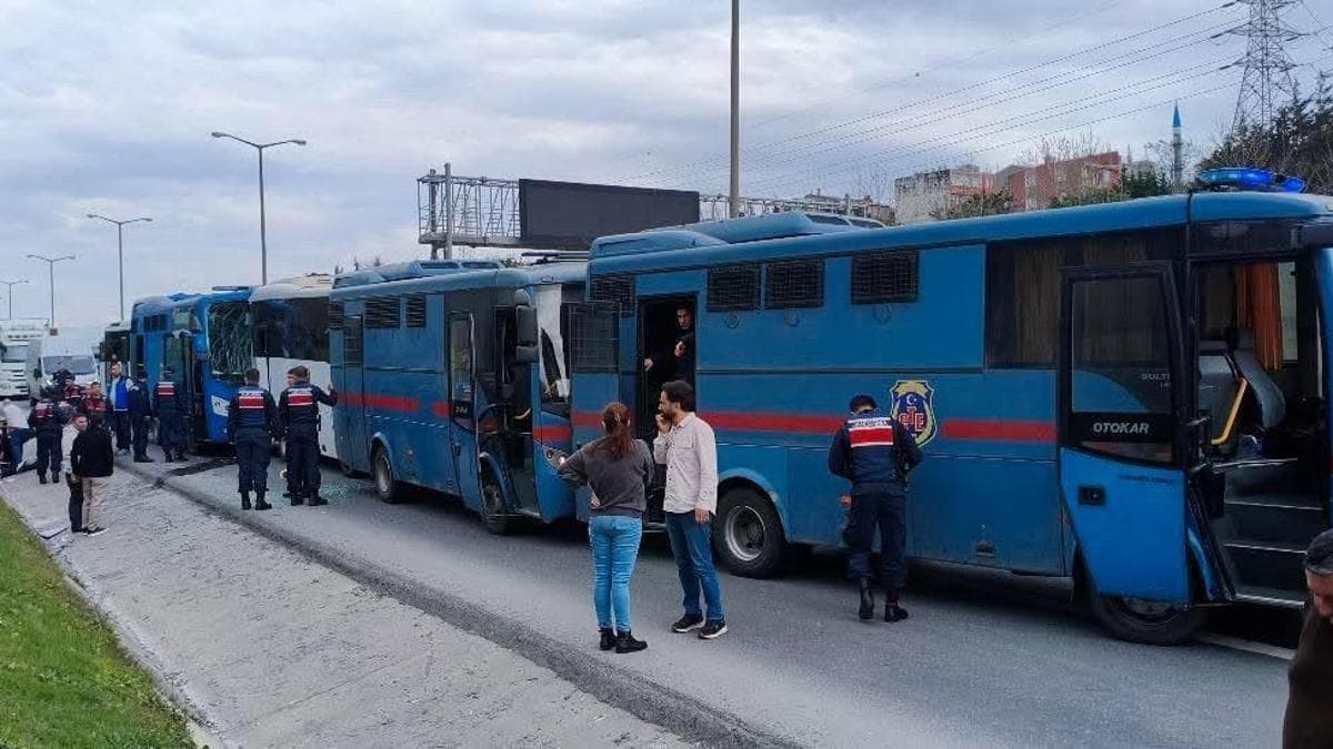 Bağcılar'da Cezaevi Araçları Kaza Yaptı: 6 Jandarma Personeli Yaralı