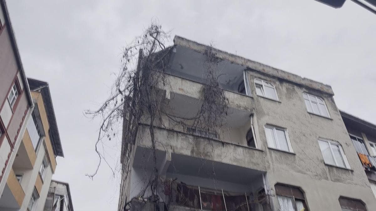 Bağcılar'da 4 Katlı Binanın Çatısı Çöktü, 2 Araç Hasar Gördü