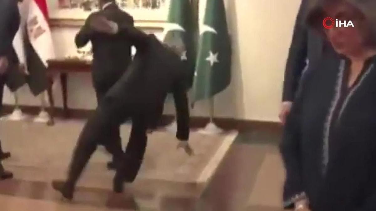 Pakistan Dışişleri Bakanı Karşılama Töreninde Düştü, Programına Devam Etti