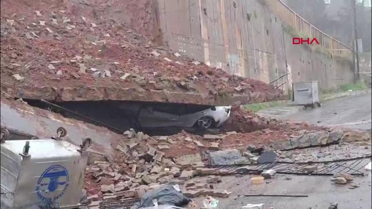 Maltepe'de Okul Duvarı Çöktü, Araç Hasar Gördü