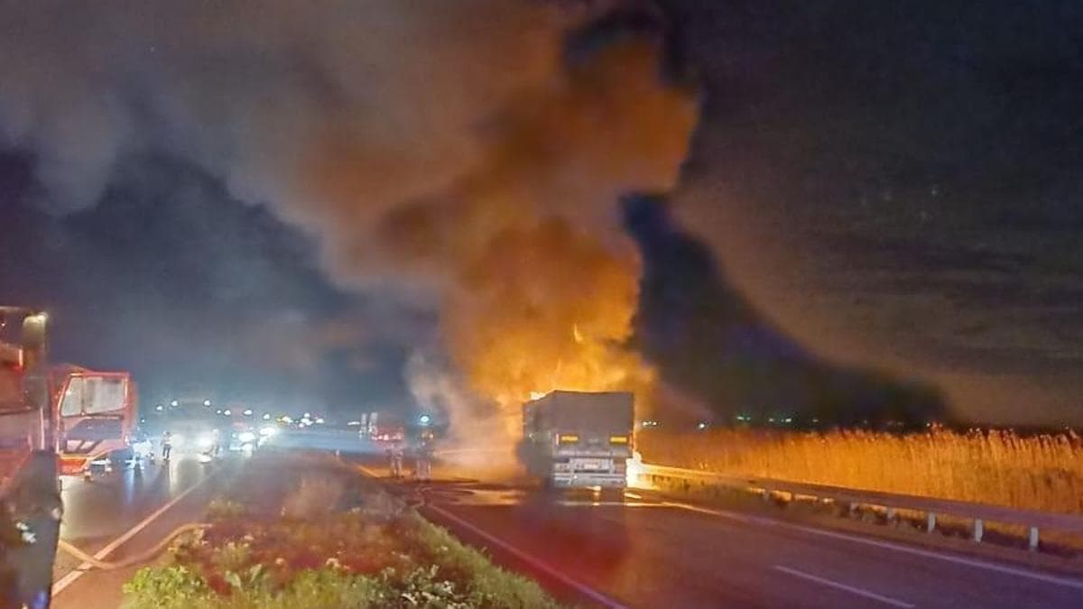 Bursa'da Buğday Yüklü TIR Yandı, Karayolu Trafiğe Kapatıldı