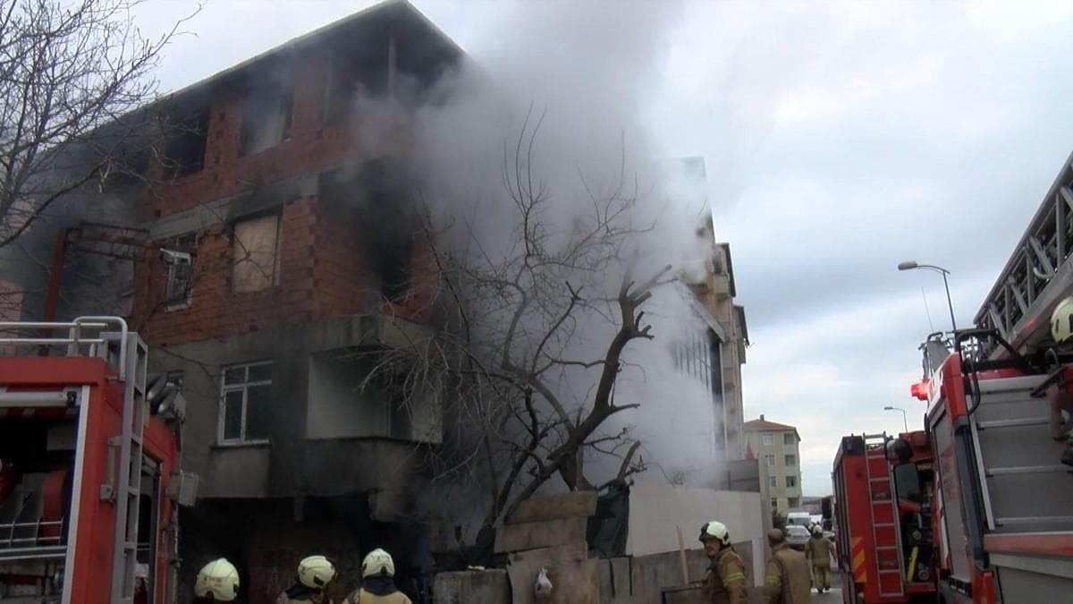 Ataşehir'de 3 Katlı Binada Yangın: Can Kaybı Yok