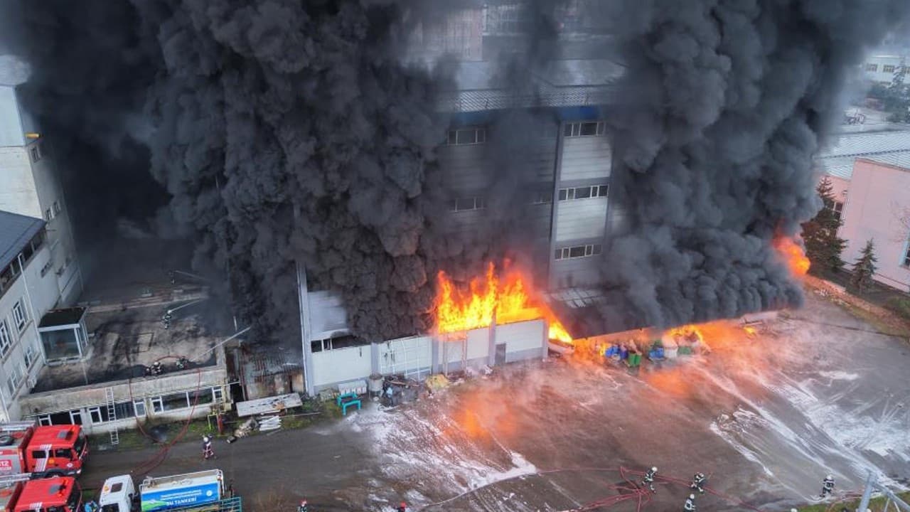 Trabzon'da Fındık Fabrikası Deposu Yanıyor: 1 Yaralı