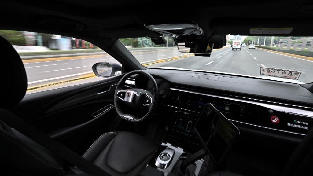 Çin'de Sürücüsüz Taksiler Sistem Arızasıyla Yolda Kaldı