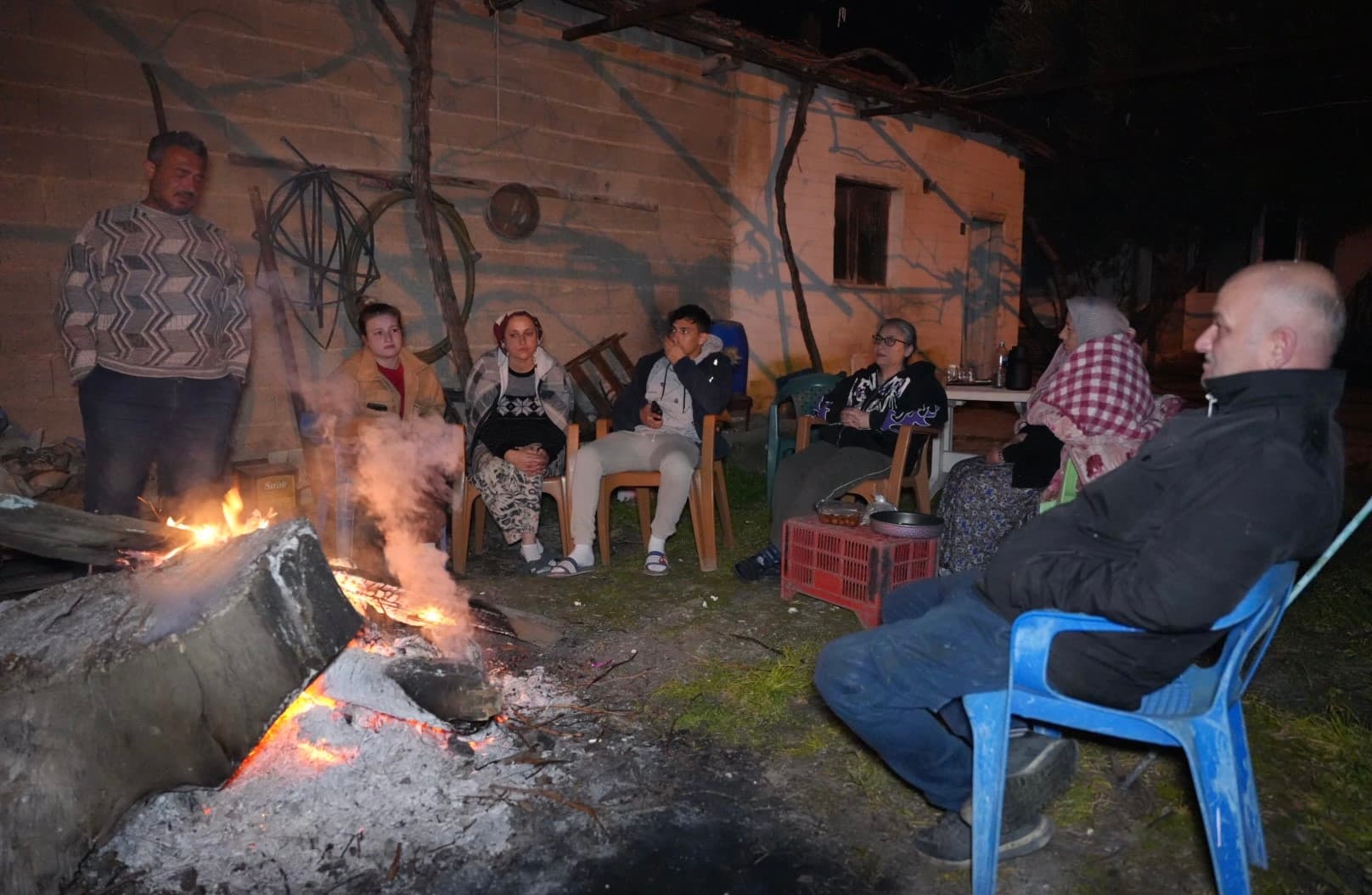 Buldan'da 5.1 büyüklüğündeki deprem. Artçılardan korkan vatandaşlar dışarda sabahladı