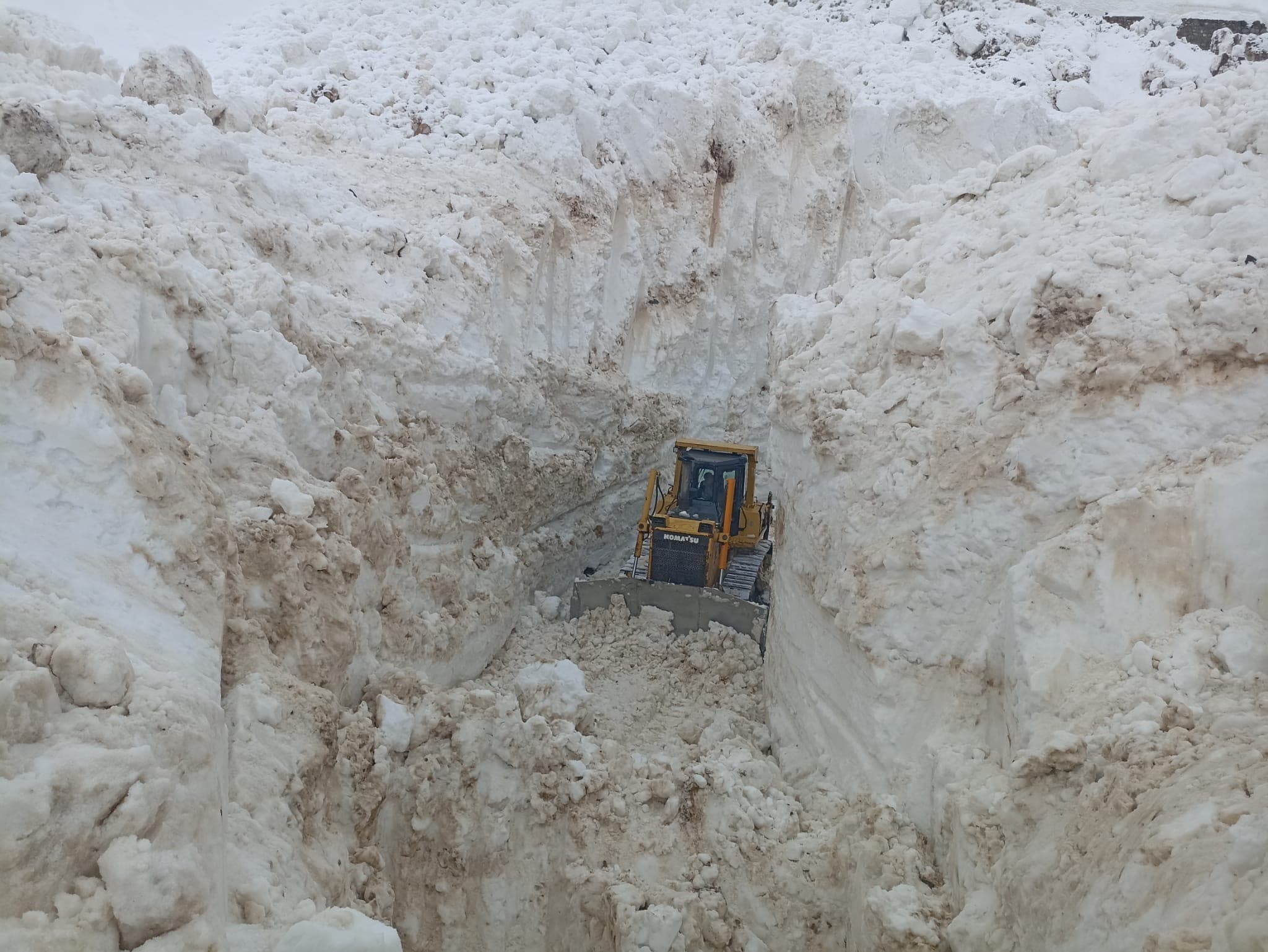 Yüksekova'da 8 Metrelik Kardan Tüneller: İş Makineleri Zor Anlar Yaşıyor