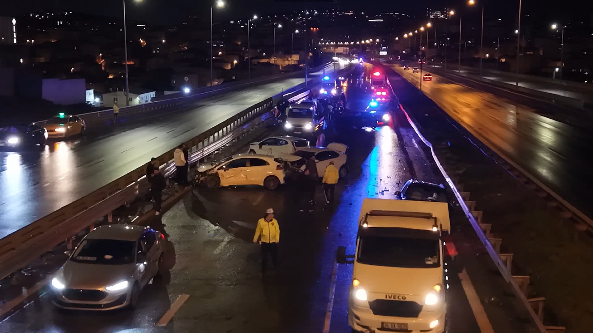 Yardım İçin Duran Araçlara Çarptılar: Ataşehir'de Zincirleme Kazada 3 Yaralı