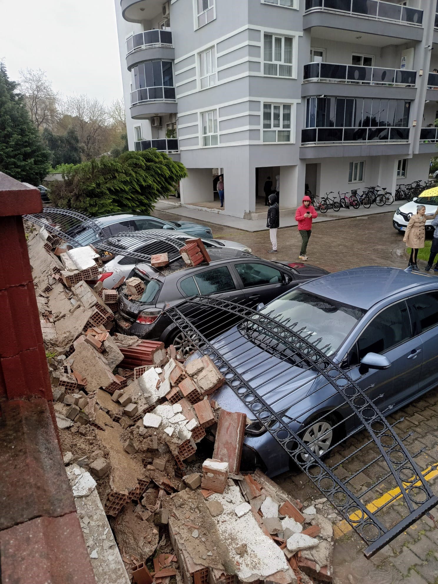 Aydın'da Yoğun Yağış İstinat Duvarını Yıktı: 5 Araç Hasar Gördü