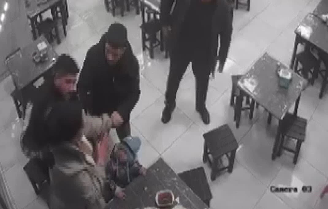 Gaziantep'te esnaf Musa Avinç, müşterisini boğulmaktan Heimlich manevrasıyla kurtardı