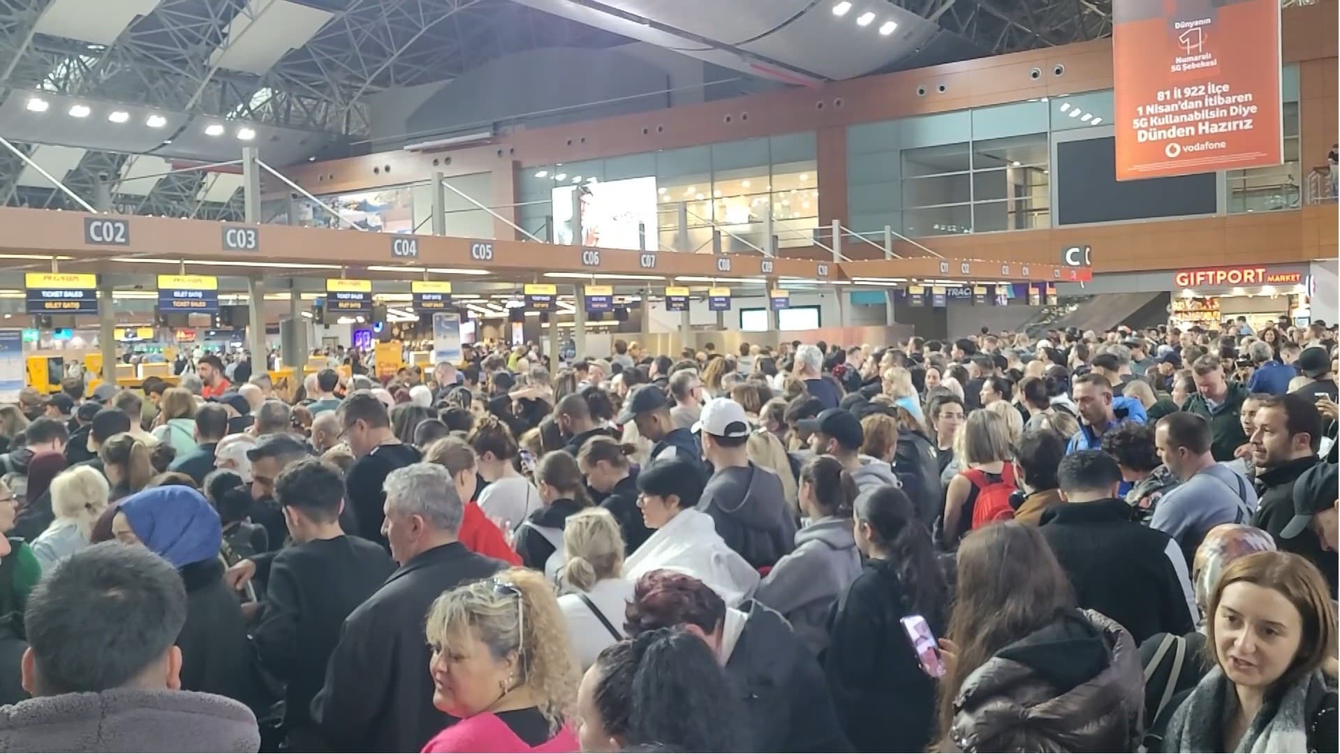 Sabiha Gökçen'de hava muhalefeti: 127 uçuş iptal edildi