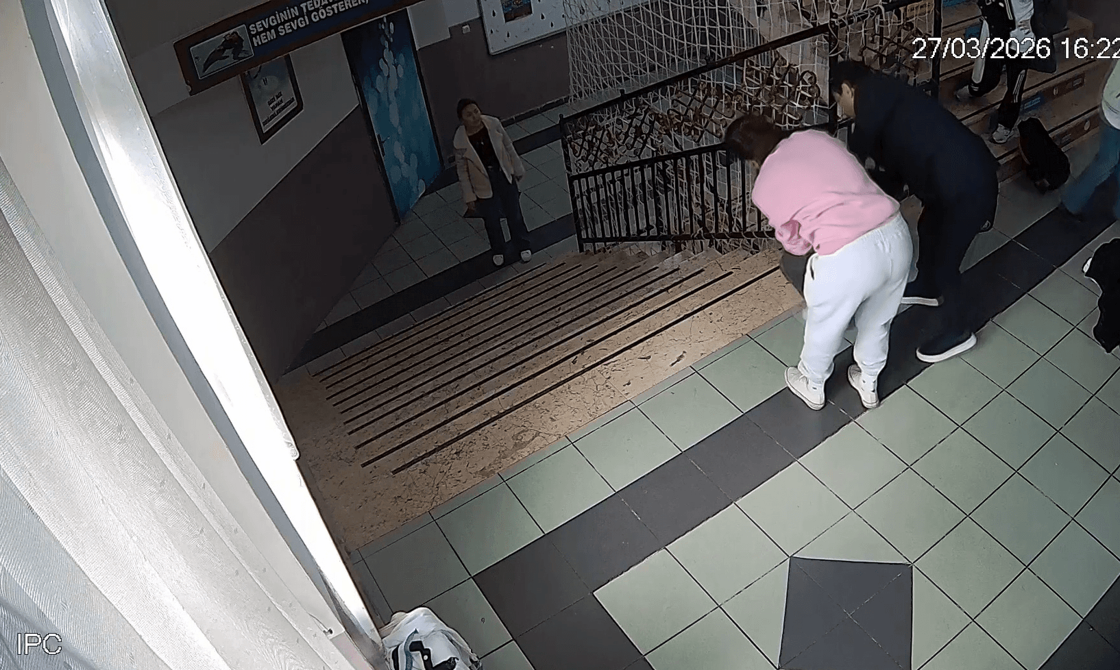 Okul Müdürü Heimlich Manevrası ile Öğrencinin Hayatını Kurtardı