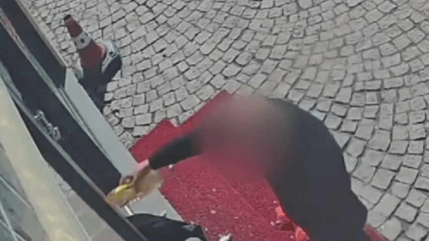 Erzurum'da Eczaneye Parke Taşıyla Saldırı, Ayçiçeği Yağıyla Kundaklama Girişimi