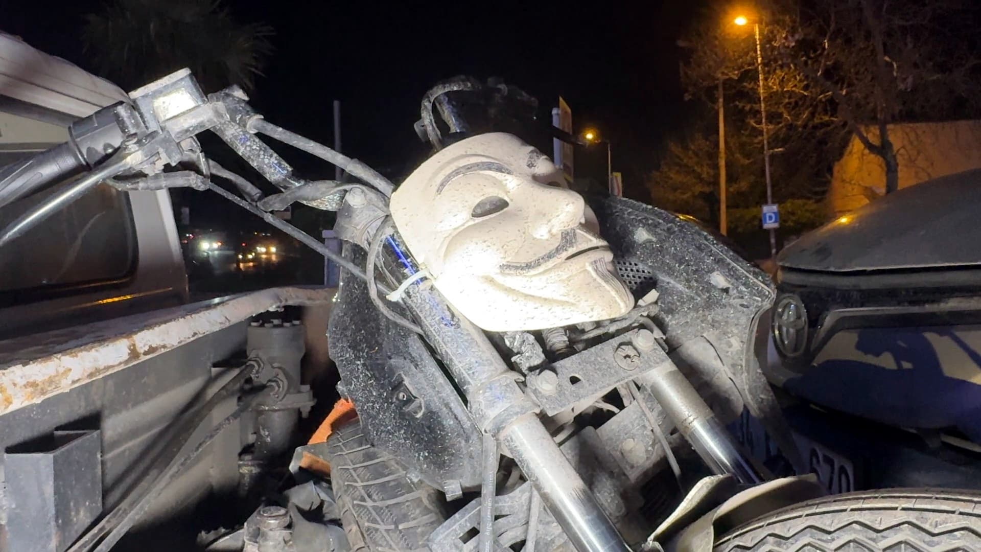 İstanbul'da V for Vendetta Maskeli Motosiklet Trafikten Men Edildi