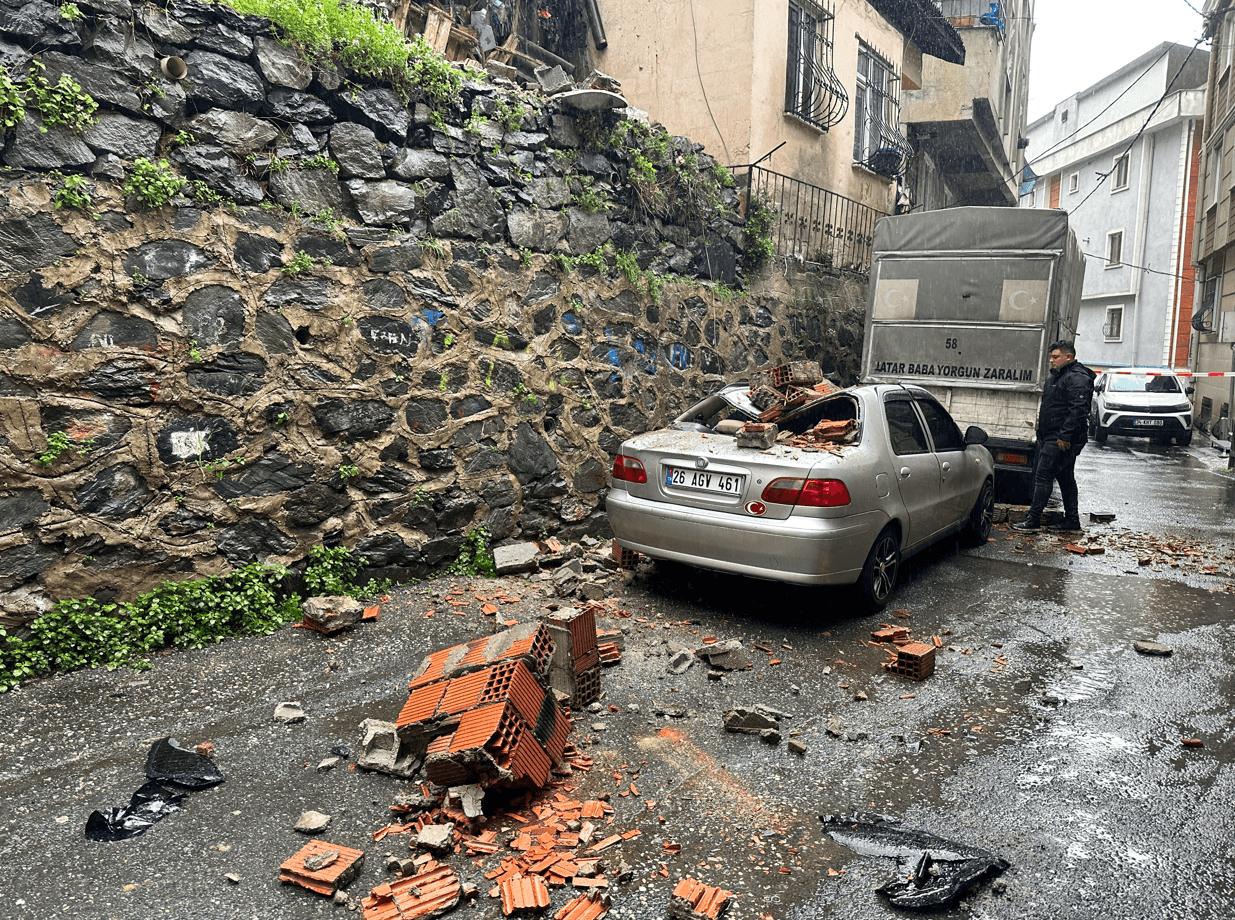 Kağıthane'de Yağış Sonrası Bahçe Duvarı Park Halindeki Aracın Üzerine Devrildi