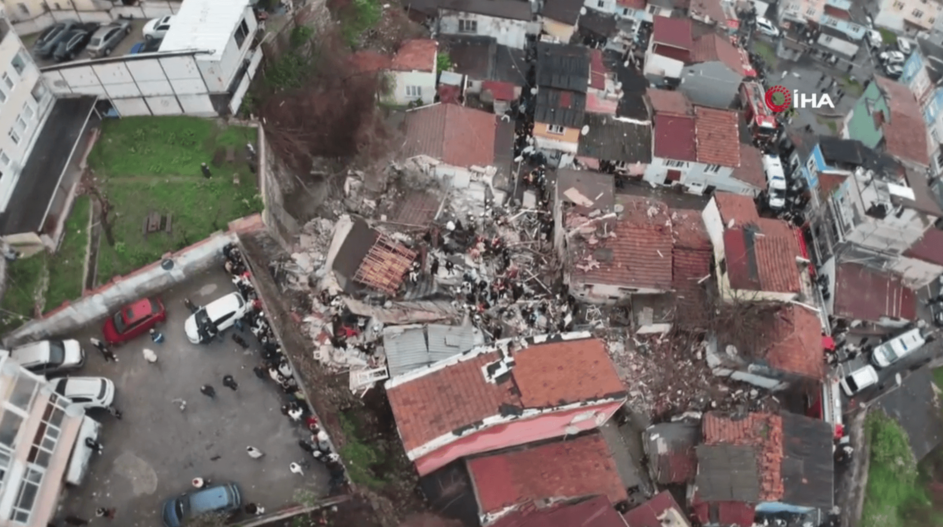 İstanbul Fatih'te patlama sonrası iki bina çöktü
