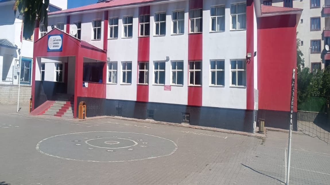 Bingöl'de sınıfta kar spreyi paniği: 30 öğrenci hastaneye kaldırıldı