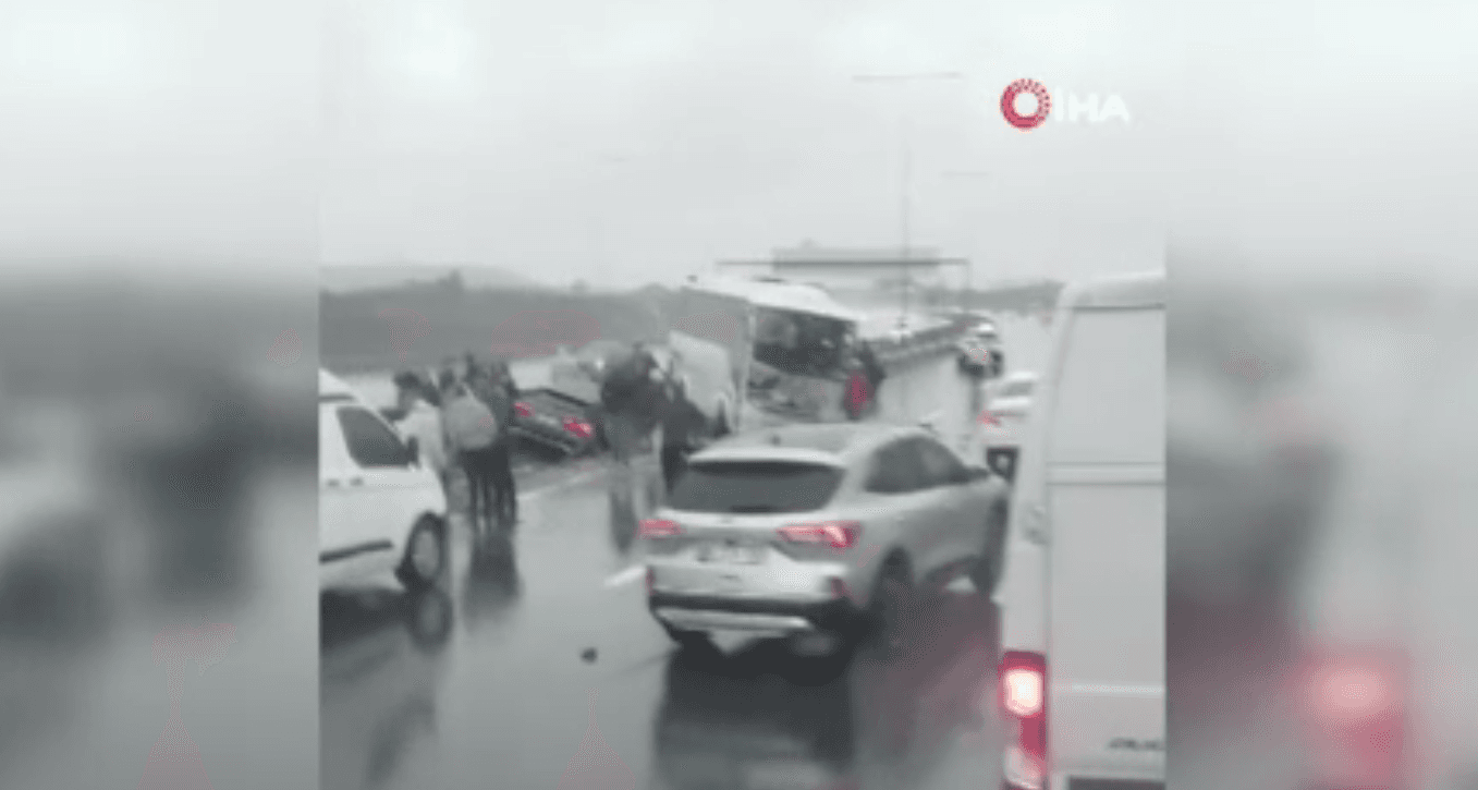 Kuzey Marmara Otoyolu'nda Polis Servis Aracı Kazası: 1 Şehit, 16 Yaralı