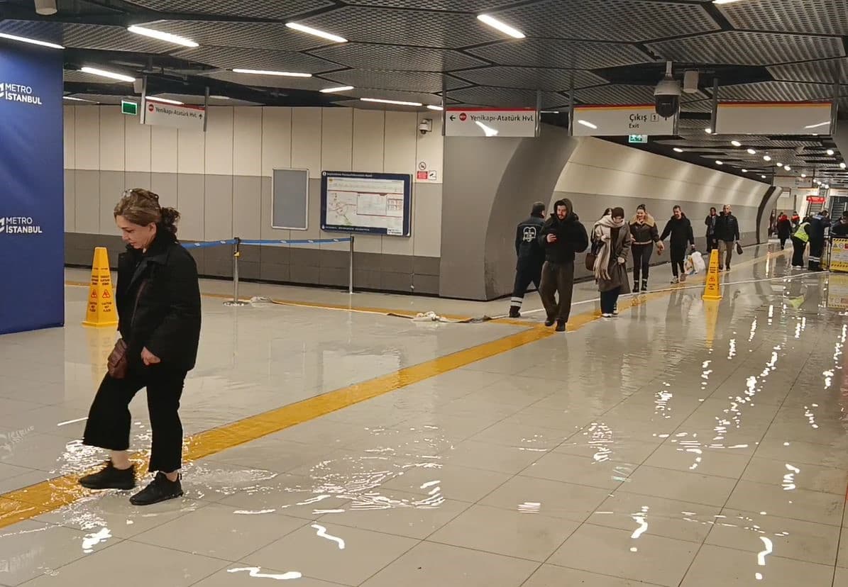 İstanbul'u Sağanak Vurdu: Metroyu Su Bastı, Yollar Göle Döndü
