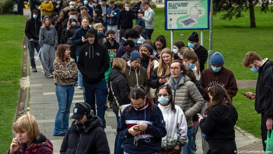 İngiltere'de menenjit paniği: Binlerce üniversiteliye antibiyotik dağıtılıyor