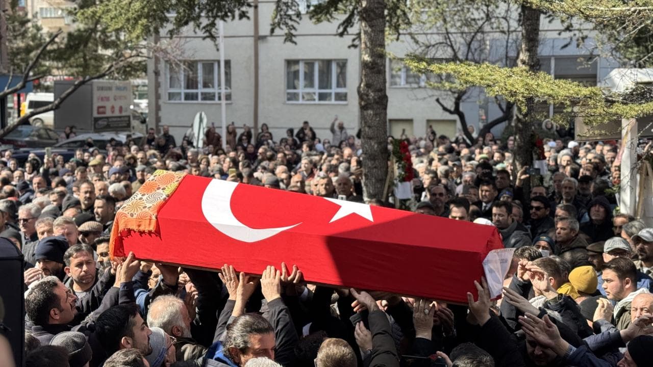 Öğrencinin saldırısında yaşamını yitiren öğretmenin cenazesi defnedildi