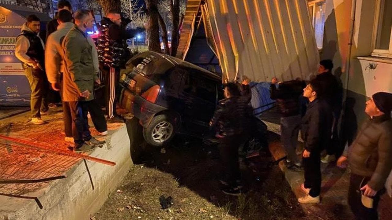 Kontrolden çıkan otomobil evin bahçesine girerek durabildi