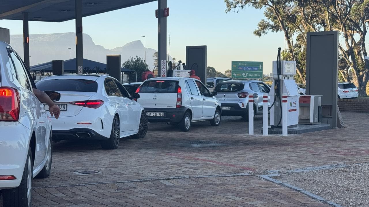 Güney Afrika'da Akaryakıt Zamları Öncesi İstasyonlar Doldu Taştı