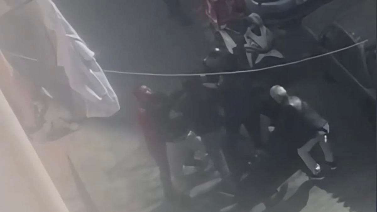 Sokak ortasında iki perdelik kavga! Arkadaşlarıyla geri döndü