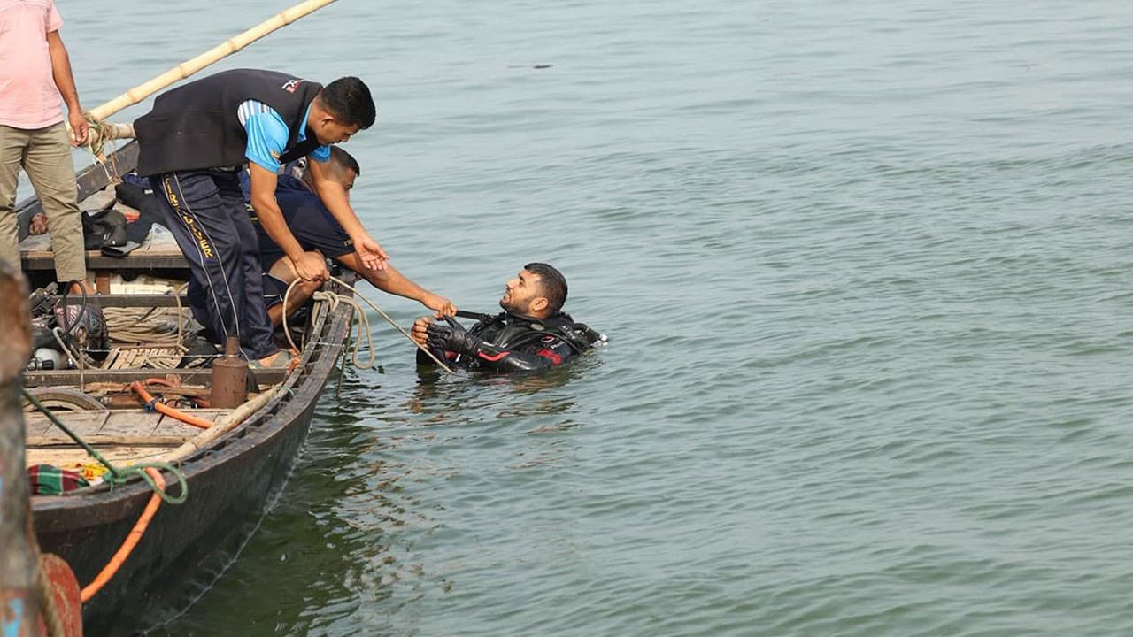 Bangladeş'te feribota girmeye çalışan otobüs nehre düştü: 26 ölü
