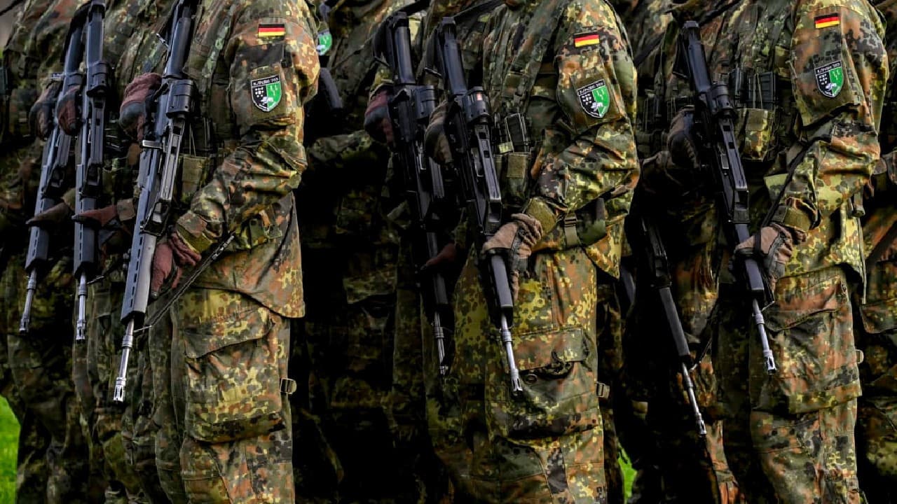 Almanya'da Askerlik Çağındaki Erkekler İçin Üç Aydan Uzun Yurtdışı Çıkış İzni Zorunluluğu