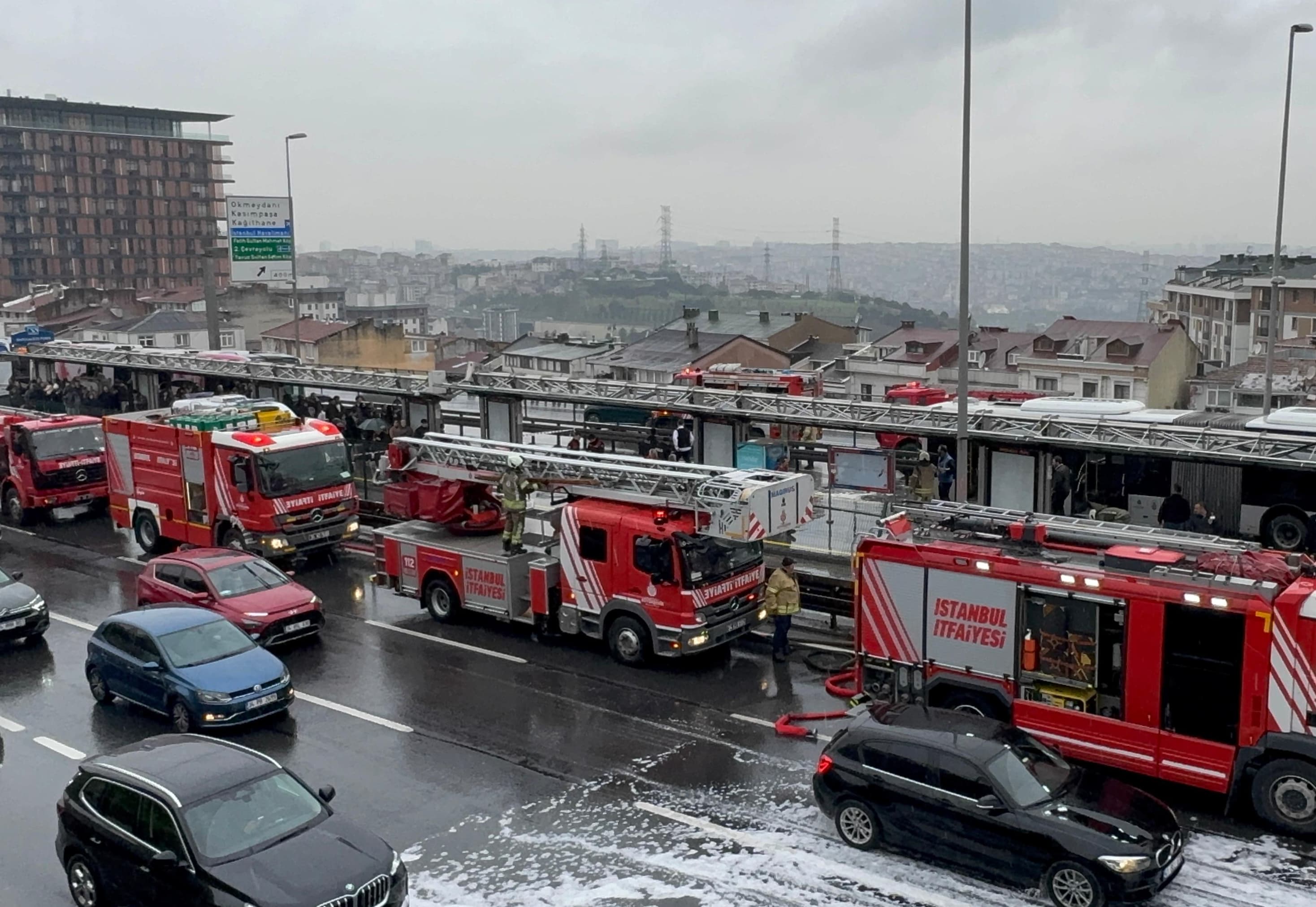 Perpa durağında metrobüs yangını: Yolcular tahliye edildi