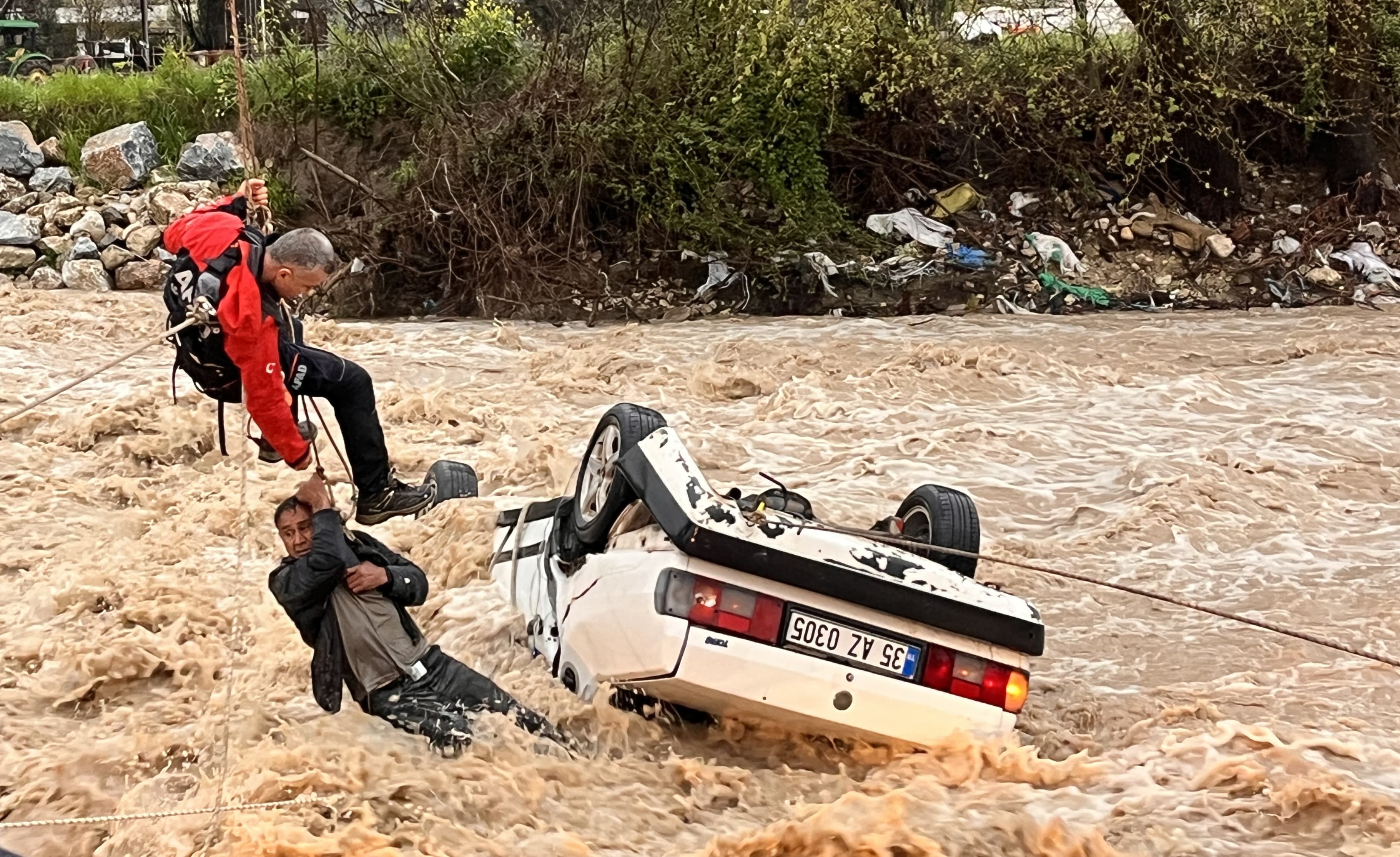 Muğla'da otomobil sele kapıldı: 1 kişi hayatını kaybetti, 1 kişi kurtarıldı