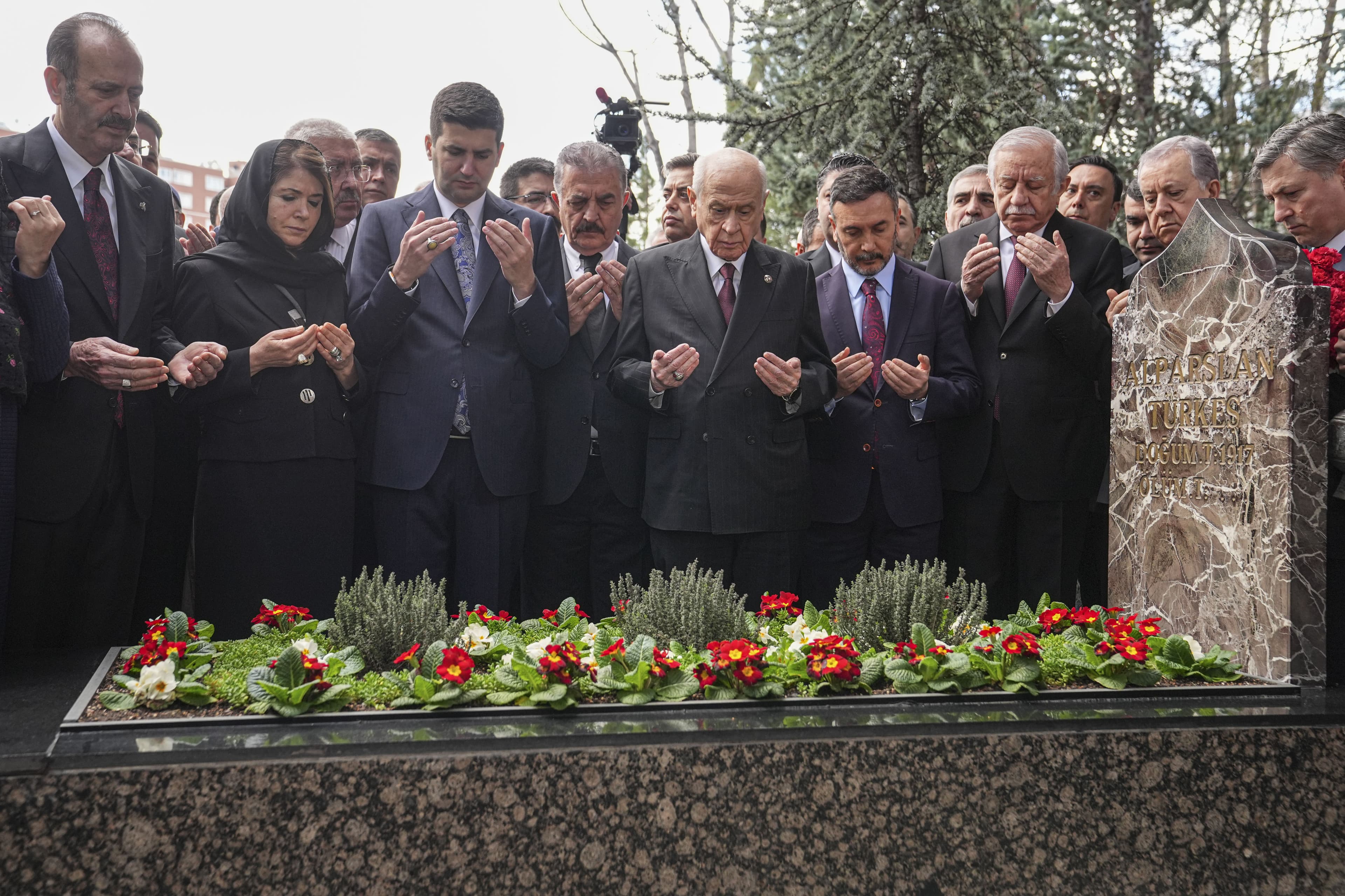 Devlet Bahçeli, Alparslan Türkeş'in Kabrini 29. Yıl Dönümünde Ziyaret Etti