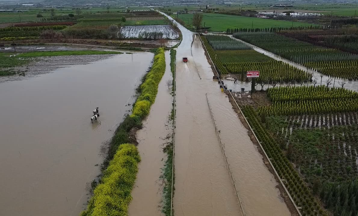 İzmir'de Sağanak: Ödemiş-Tire Yolu Kapandı, Tarım Arazileri Göle Döndü