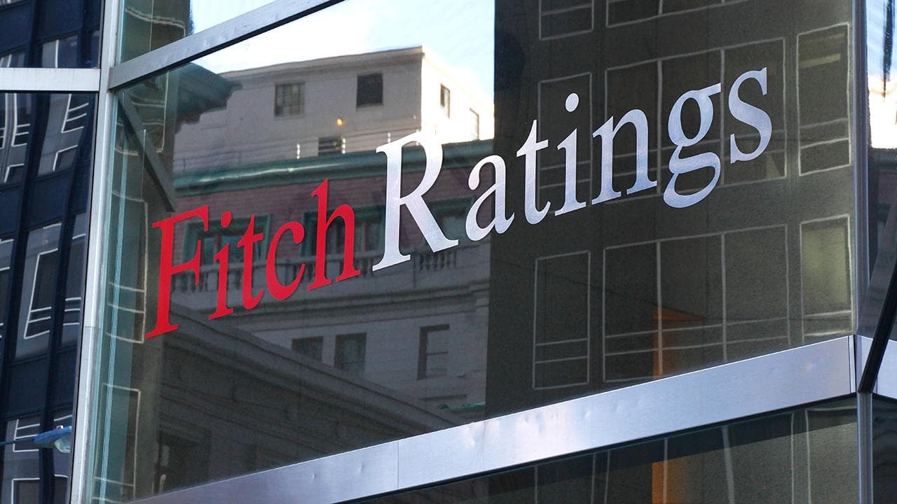 Fitch, Hürmüz Boğazındaki kapanmanın geçici olduğunu ve petrol fiyatlarını sınırlı etkileyebileceğini belirtti