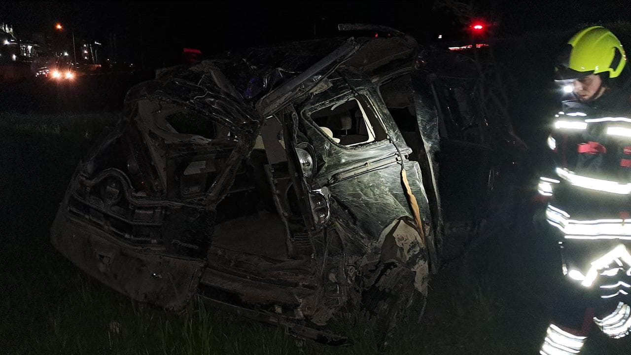 Balıkesir'de otomobil şarampole devrildi: 1 ölü, 6 yaralı